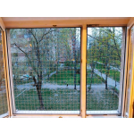 Wzmocniona siatka drutem dla kota na okno montaż Warszawa