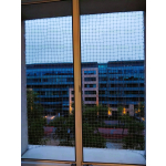 Wzmocniona siatka ochronna dla kota na okno bezinwazyjny montaż Warszawa