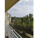 Montaż siatki zabezpieczającej na balkon dla kota