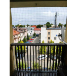 Montaż siatki ochronnej przeciw gołębiom na balkonie