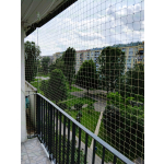 Siatka zabezpieczająca balkon przeciw gołębiom